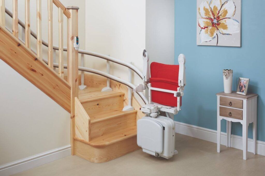 Monte-escalier tournant sur mesure double rail fauteuil rouge Prima Vital — photo originale paysage