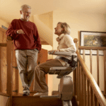 Couple de retraités en haut d'escaliers avec femme est assise