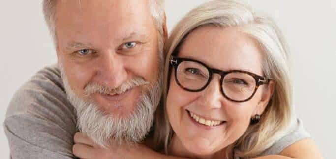 Couple de jeunes seniors s'enlaçant Prima Vital — format portrait
