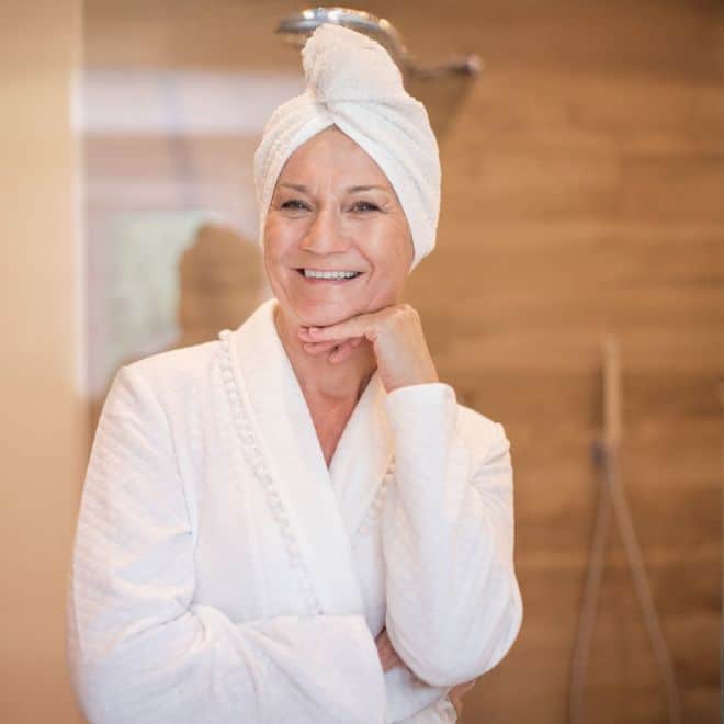 Femme douche senior senior sécurisée à domicile